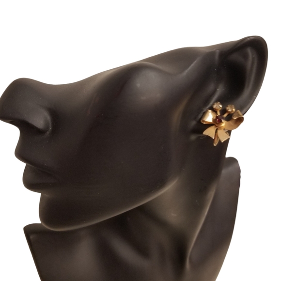 VINTAGE 1940s SCREW BACK STYLE GOLDTONED RIBBON DESIGN EARRINGS WITH FAUX RUBY - Picture 2 of 5